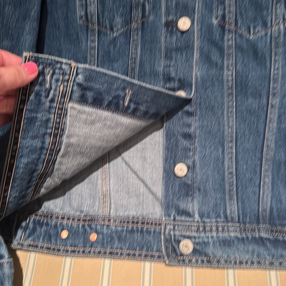 OLD NAVY FLORAL EMBROIDERED DENIM JACKET IN MEDIUM WASH SIZE MEDIUM - Picture 8 of 14